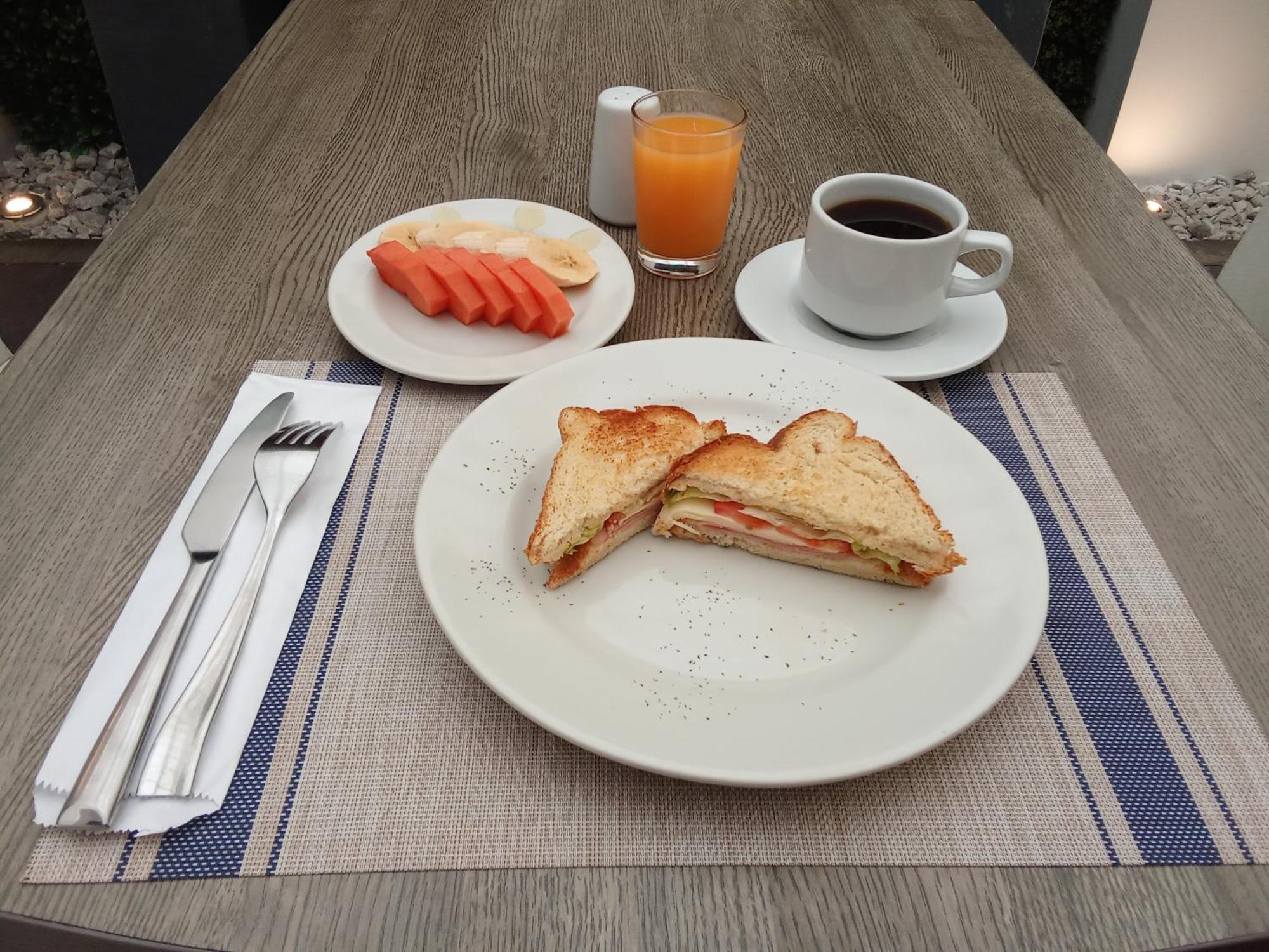 Hotel Regine'S Манисалес Екстериор снимка